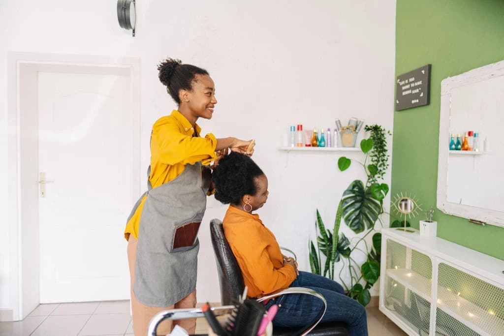 Une professionnelle de la beauté travaille dans son salon